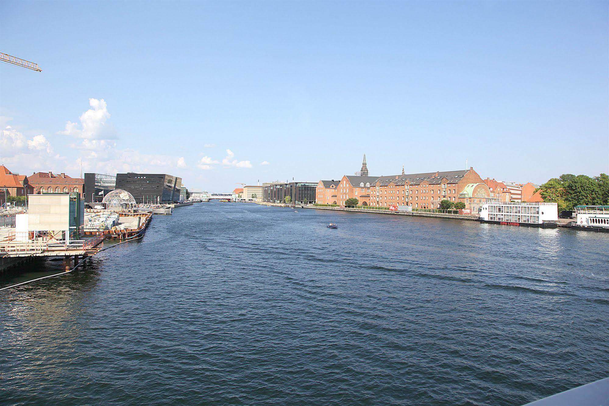 Botel Houseboat