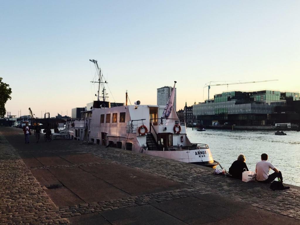 Houseboat Botel